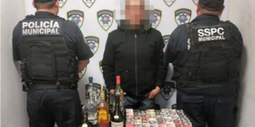 Arrestan a sujeto por sustraer productos de establecimiento comercial