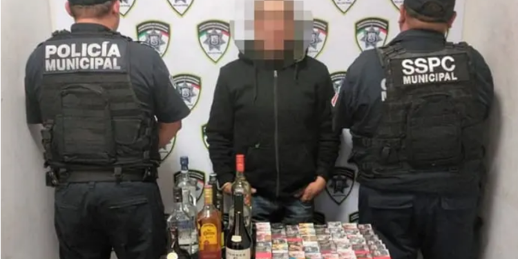 Arrestan a sujeto por sustraer productos de establecimiento comercial