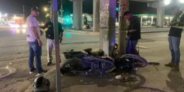 Motociclista queda con pie fracturado en accidente