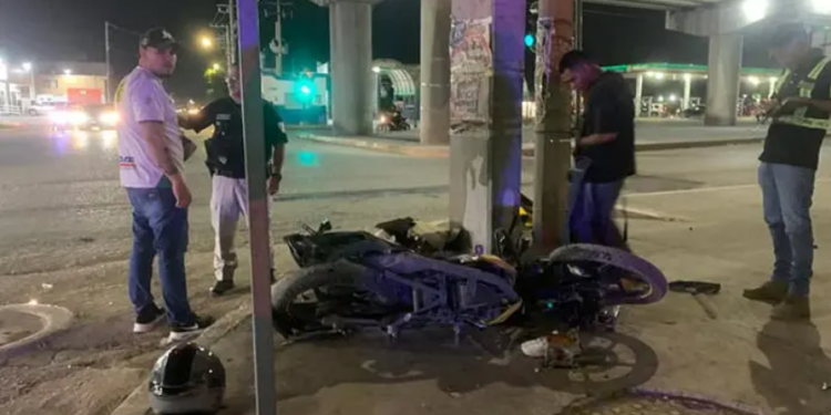 Motociclista queda con pie fracturado en accidente