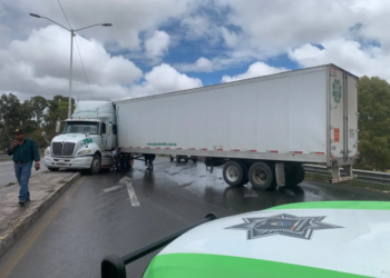 Tráiler se cruza en Circuito Potosí y bloquea la circulación