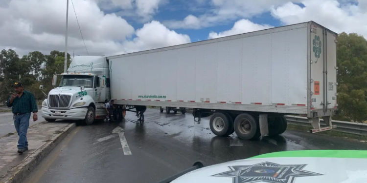 Tráiler se cruza en Circuito Potosí y bloquea la circulación