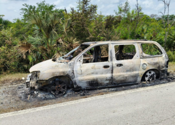 Camioneta sufre daños totales por fuego en la Valles-Mante