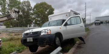 Auto se sale de la vía en el puente del Circuito Potosí