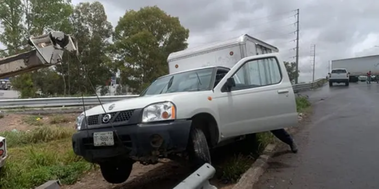 Auto se sale de la vía en el puente del Circuito Potosí