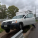 Auto se sale de la vía en el puente del Circuito Potosí