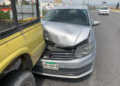 Accidente por choque con vehículo detenido en puente
