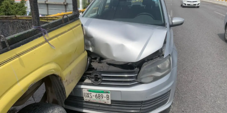 Accidente por choque con vehículo detenido en puente