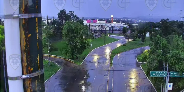 Siguen los cierres viales en la capital después de la lluvia nocturna