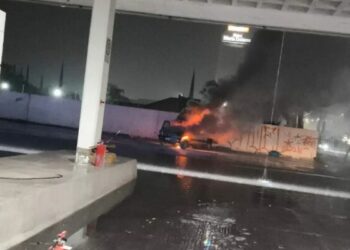 Camioneta se incendia en gasolinera ubicada frente a la Central de Autobuses de San Luis Potosí