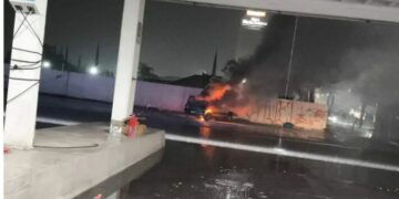 Camioneta se incendia en gasolinera ubicada frente a la Central de Autobuses de San Luis Potosí