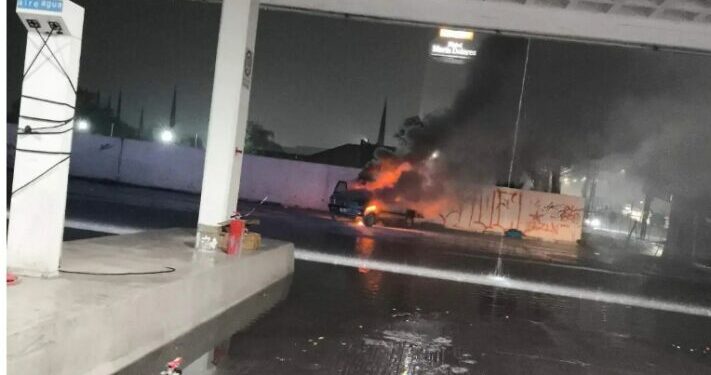 Camioneta se incendia en gasolinera ubicada frente a la Central de Autobuses de San Luis Potosí