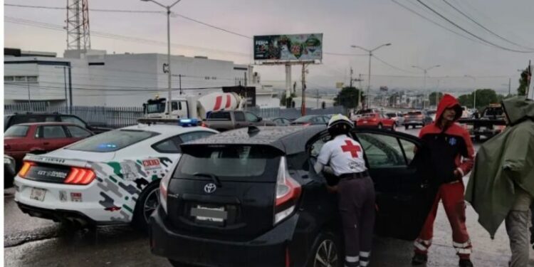 Conductor sufre infarto y choca en Circuito Potosí