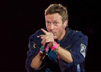 VIDEO | Chris Martin advierte al público por la “kiss cam” tras escándalo de pareja viral