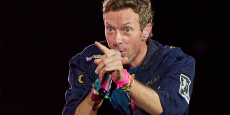 VIDEO | Chris Martin advierte al público por la “kiss cam” tras escándalo de pareja viral