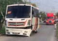 Chocan tráiler y camión de personal sobre la 57