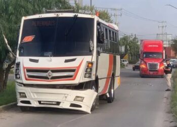Chocan tráiler y camión de personal sobre la 57