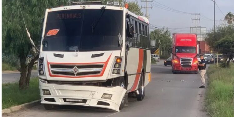 Chocan tráiler y camión de personal sobre la 57