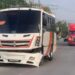 Chocan tráiler y camión de personal sobre la 57