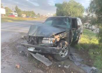 Tras accidente frente a la Guardia Nacional tráiler obstruye la 57