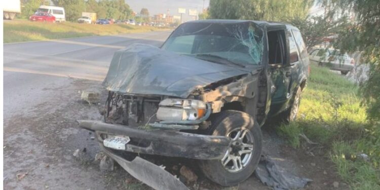 Tras accidente frente a la Guardia Nacional tráiler obstruye la 57