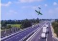 VIDEO | Avioneta se estrella sobre autopista en el Norte de Italia