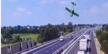 VIDEO | Avioneta se estrella sobre autopista en el Norte de Italia