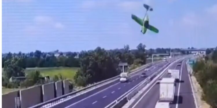 VIDEO | Avioneta se estrella sobre autopista en el Norte de Italia