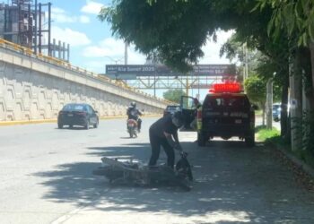 Motociclista cae tras ser víctima de un bache en Lomas