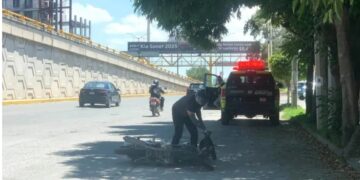 Motociclista cae tras ser víctima de un bache en Lomas