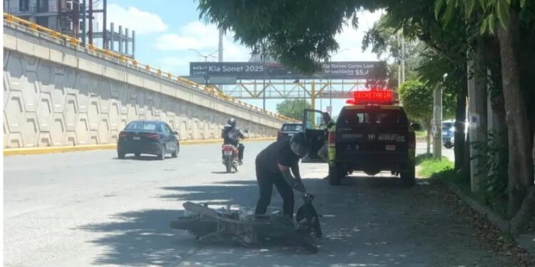 Motociclista cae tras ser víctima de un bache en Lomas