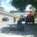 Motociclista cae tras ser víctima de un bache en Lomas