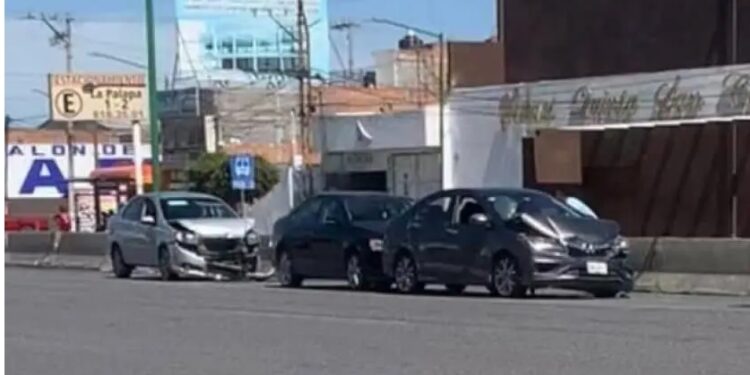 Carambola en carretera hacia Rioverde deja daños en tres vehículos