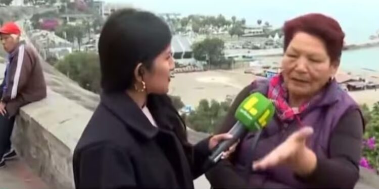 VIDEO | “Para que conozca el tsunami”: una mujer en Perú lleva a su nieto a la costa durante una alerta de tsunami
