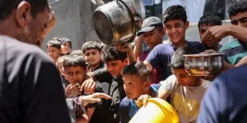 Israel declaró una pausa parcial en los combates en Gaza y entran camiones con ayuda humanitaria