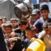 Israel declaró una pausa parcial en los combates en Gaza y entran camiones con ayuda humanitaria