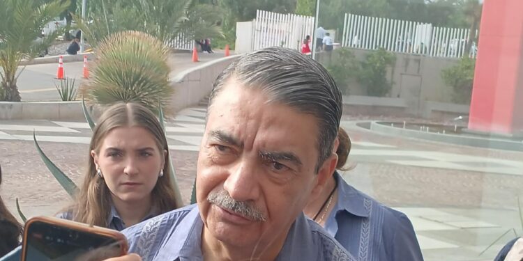 VIDEO | Zermeño muestra molestia ante preguntas sobre el fallo en el sistema de la UASLP
