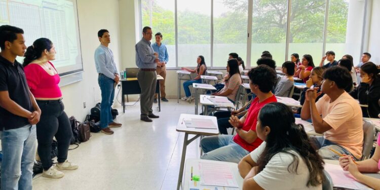 UASLP recibe a miles de aspirantes para su prueba de ingreso