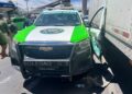 Trailero evade filtro de seguridad y choca patrullas durante persecución en Soledad