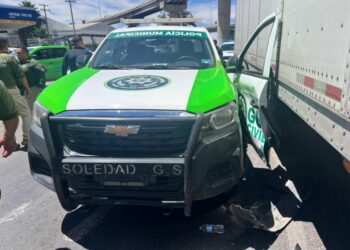 Trailero evade filtro de seguridad y choca patrullas durante persecución en Soledad