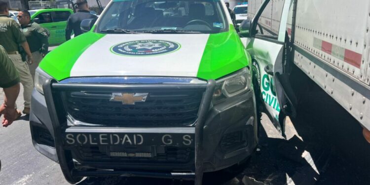 Trailero evade filtro de seguridad y choca patrullas durante persecución en Soledad