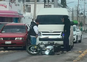 Camioneta colisiona con motocicleta por alcance