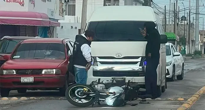 Camioneta colisiona con motocicleta por alcance