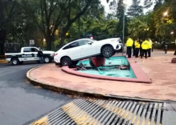Conductor de camioneta de lujo se queda dormido y choca contra fuente en CDMX