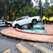 Conductor de camioneta de lujo se queda dormido y choca contra fuente en CDMX