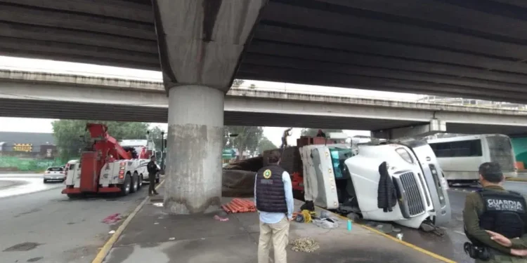 Volcadura de tráiler con material de construcción causa caos vial en Villa de Pozos