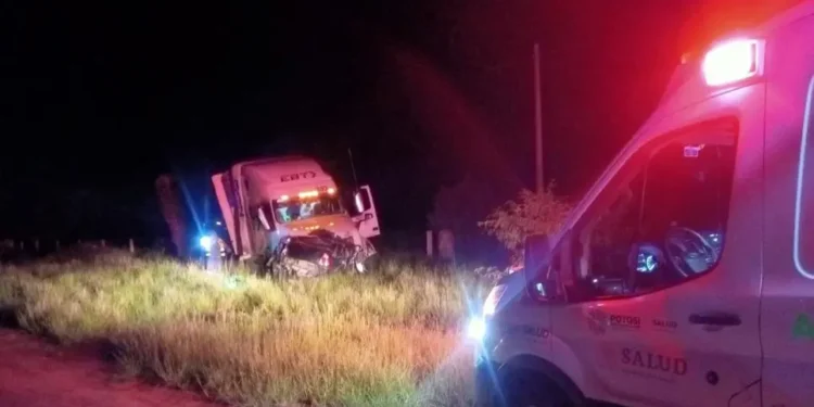 Accidente frontal entre tráiler y vehículo compacto en la carretera 80, en Villa de Arriaga