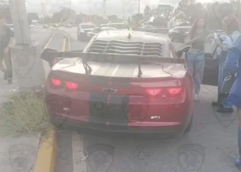 Choque múltiple en Salvador Nava deja a conductor lesionado tras impactarse contra poste