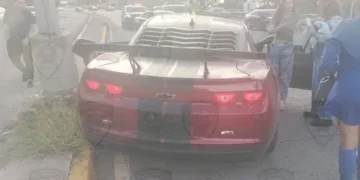 Choque múltiple en Salvador Nava deja a conductor lesionado tras impactarse contra poste