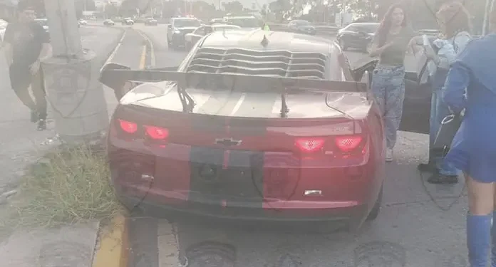 Choque múltiple en Salvador Nava deja a conductor lesionado tras impactarse contra poste